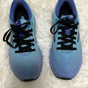 Size 6.5 women’s brooks revel 5